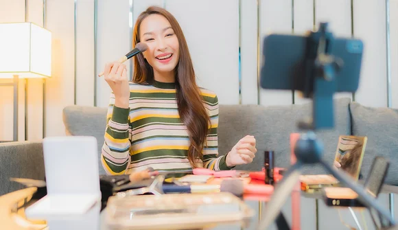 Thấy gì đằng sau phiên livestream 75 tỉ đồng?
