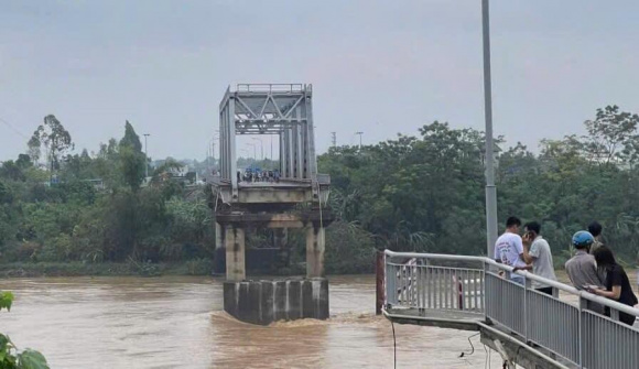 Sập cầu Phong Châu ở Phú Thọ
