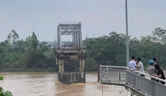 Sập cầu Phong Châu ở Phú Thọ