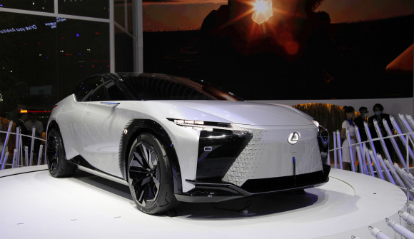 Triển lãm ô tô Việt Nam 2022: Đua nhau khoe xe điện, nhưng hiện thực hoá chỉ trên đầu ngón tay