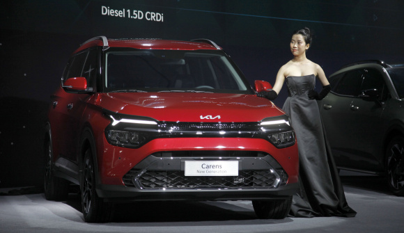 KIA Carens chính thức trở lại, 7 phiên bản, khởi điểm từ 619