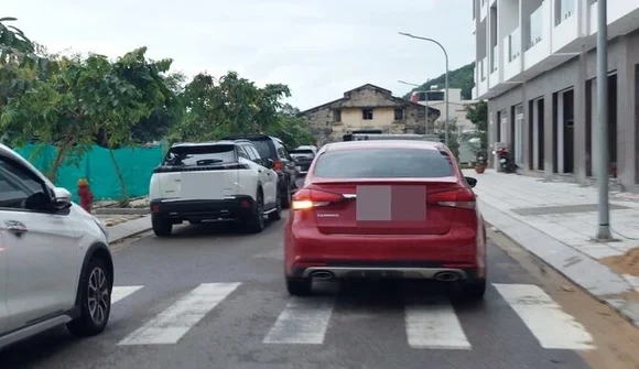 Ở nhà xã hội nhưng đi xe hơi, còn khiếu nại "sao không có chỗ đỗ xe"