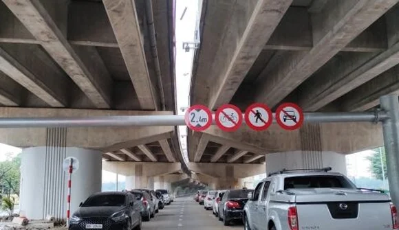Cầu vòm sắt 65 tỉ biến thành nơi trông xe, đổ rác