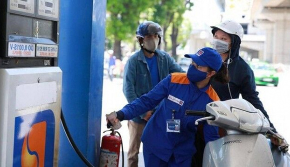 Nghiên cứu, đề xuất giảm các loại thuế, phí liên quan đến xăng dầu, tiêu dùng