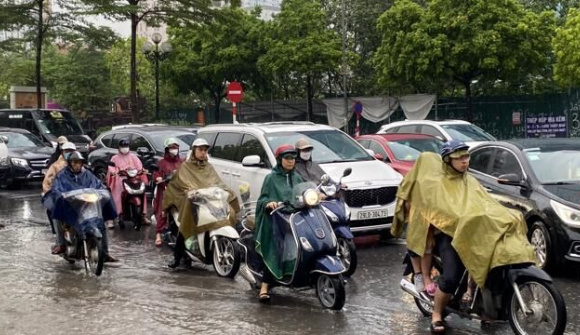 Hà Nội: Mưa lớn không ngớt, nhiều tuyến phố ngập sâu, giao thông ùn tắc