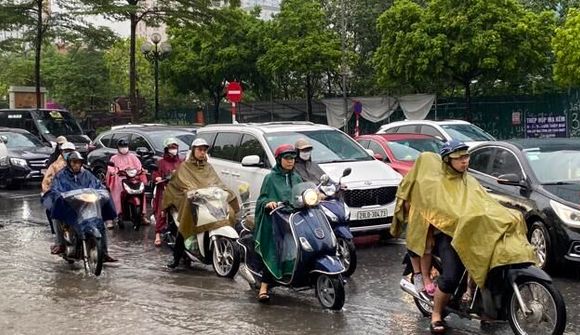 Hà Nội: Mưa lớn không ngớt, nhiều tuyến phố ngập sâu, giao thông ùn tắc