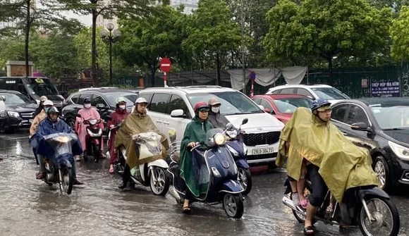 Hà Nội: Mưa lớn không ngớt, nhiều tuyến phố ngập sâu, giao thông ùn tắc