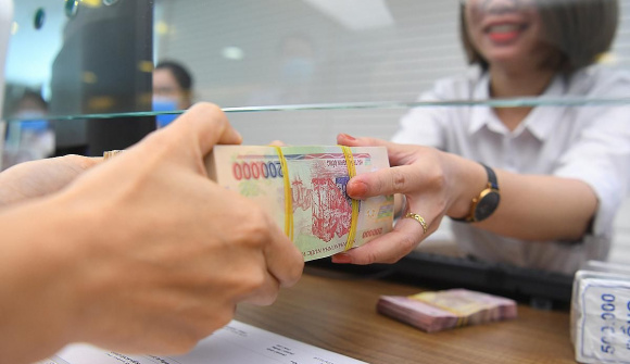 Lãi suất tiền gửi vọt lên trên 8%/năm