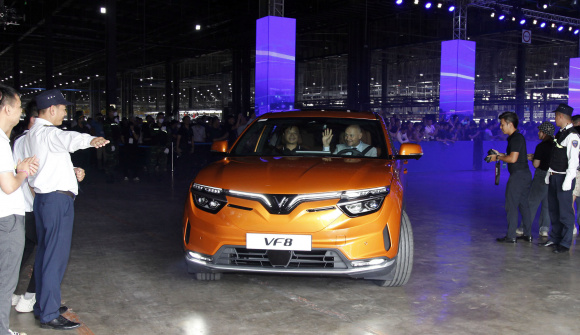 VinFast bàn giao 100 xe VF8 đầu tiên đến tay khách hàng