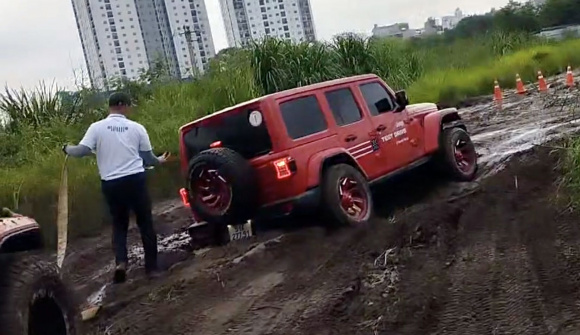 Thiếu vắng triển lãm ô tô, hàng loạt hãng xe tổ chức lái thử tại Hà Nội