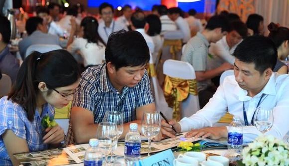 Yêu cầu giao dịch bất động sản phải qua sàn: Có ngăn ngừa được sốt giá?