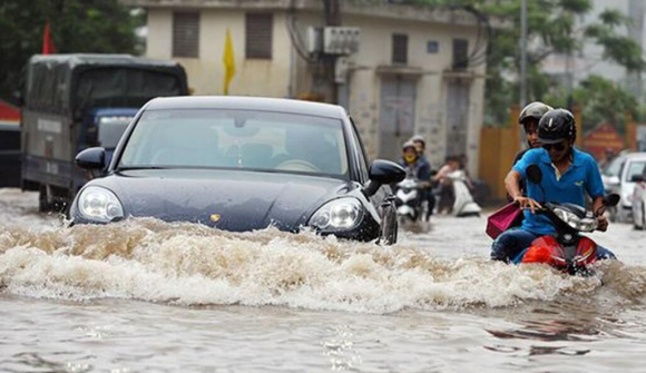 Kinh nghiệm lái xe: Những lưu ý để lái xe an toàn trong trời mưa bão
