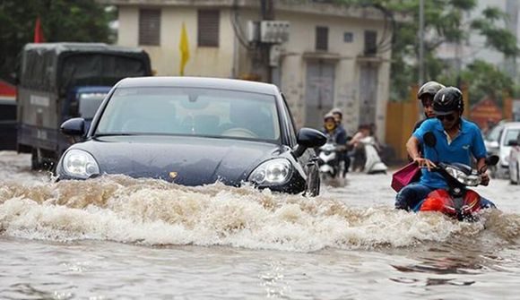 Kinh nghiệm lái xe: Những lưu ý để lái xe an toàn trong trời mưa bão