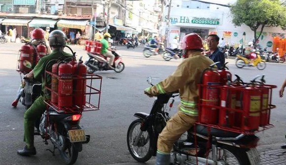 Phường đầu tiên ở TPHCM ra mắt mô hình xe máy chữa cháy lưu động