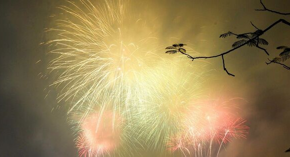 Pháo hoa rực rỡ trên bầu trời Thủ đô chào đón năm mới