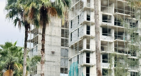 Tạm đình chỉ 3 chủ tịch xã, cắt 5 tầng chung cư mini sai phép ở huyện Thạch Thất