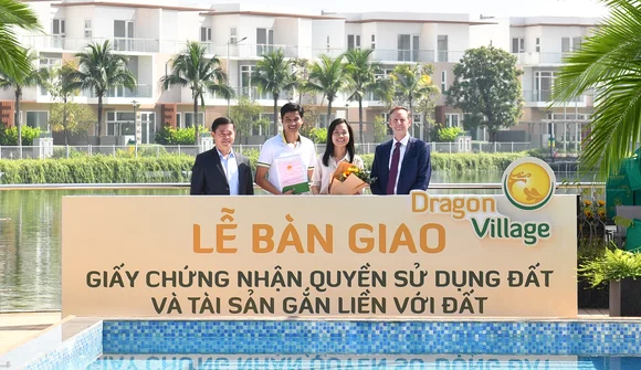 Trao sổ hồng cho cư dân Dragon Village và Dragon Parc, Phú Long khẳng định uy tín Nhà phát triển đô thị bền vững