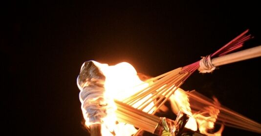 Người Hà Nội háo hức xin lửa lấy đỏ đầu năm mới