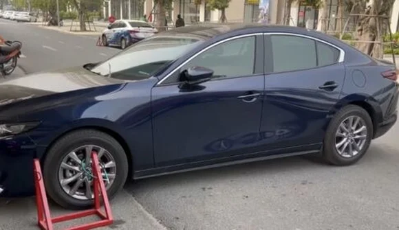 Bảo vệ khóa bánh ô tô trong nội khu chung cư, đúng hay sai?