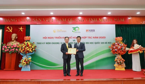 Doanh nhân Đỗ Quang Hiển nhận Kỷ niệm chương vì sự nghiệp phát triển Đại học Quốc gia Hà Nội