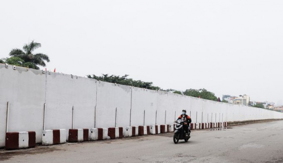 Hà Nội: Người dân bức xúc vì tường rào bê tông cả cây số bịt kín lối đi đường vành đai 2,5