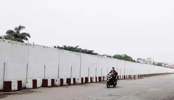 Hà Nội: Người dân bức xúc vì tường rào bê tông cả cây số bịt kín lối đi đường vành đai 2,5