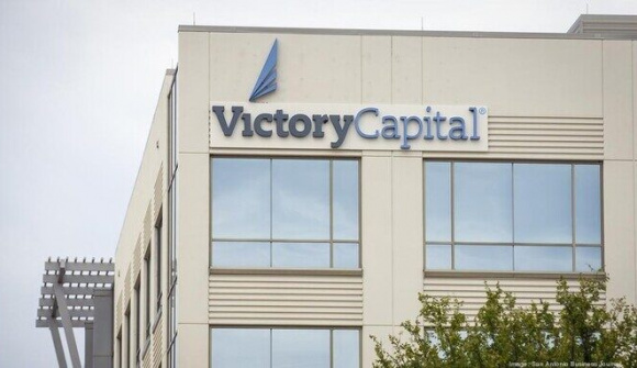 5 nhà đầu tư sẽ mua 100 triệu cổ phiếu PTL của Victory Capital với giá cao ngất ngưỡng