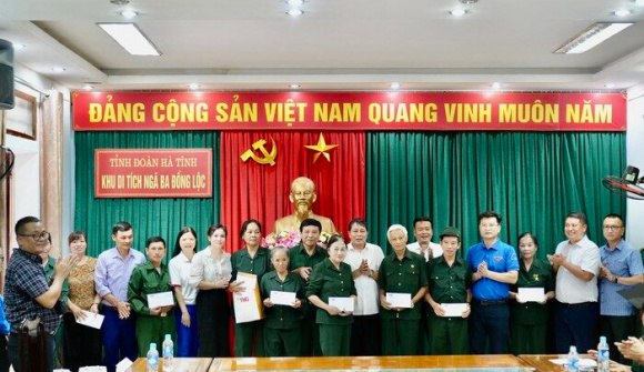 Tặng quà, tri ân các cựu thanh niên xung phong