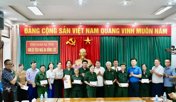 Tặng quà, tri ân các cựu thanh niên xung phong