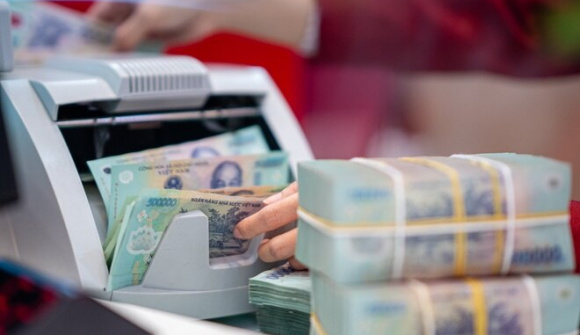Người dân vẫn ùn ùn gửi tiền vào ngân hàng
