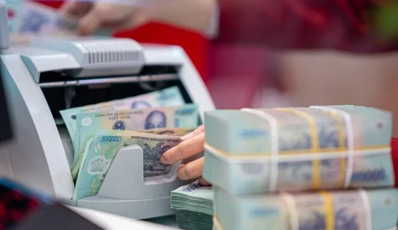 Người dân vẫn ùn ùn gửi tiền vào ngân hàng