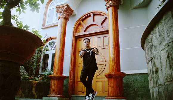 Cận cảnh căn biệt thự 200 tỷ của gia đình nam ca sỹ “Chiếc khăn gió ấm”