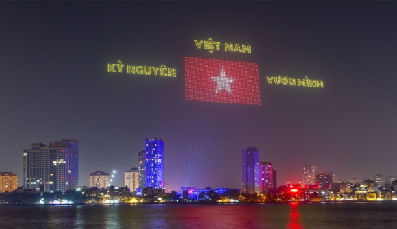 Mãn nhãn với màn khiêu vũ drone trên bầu trời đêm Hà Nội