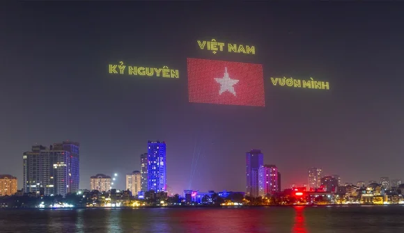 Mãn nhãn với màn khiêu vũ drone trên bầu trời đêm Hà Nội