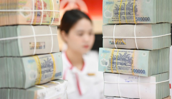 Nhiều ngân hàng tiếp tục tăng lãi suất tiết kiệm dù tiền gửi của người dân và doanh nghiệp cùng lập kỷ lục