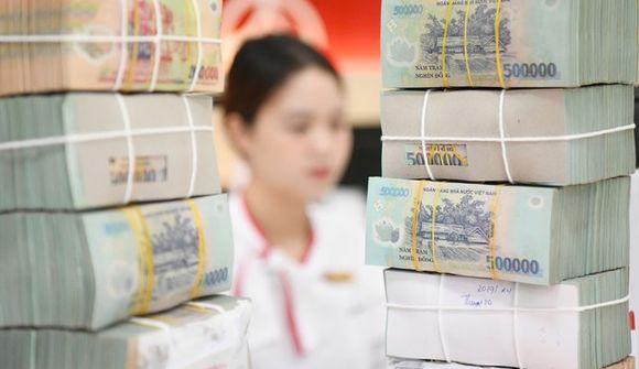 Nhiều ngân hàng tiếp tục tăng lãi suất tiết kiệm dù tiền gửi của người dân và doanh nghiệp cùng lập kỷ lục