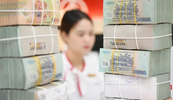Nhiều ngân hàng tiếp tục tăng lãi suất tiết kiệm dù tiền gửi của người dân và doanh nghiệp cùng lập kỷ lục