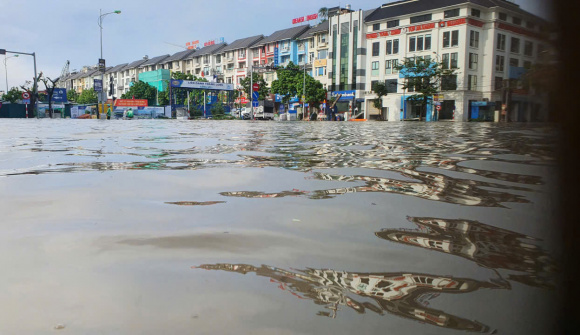 Hơn 2 ngày sau mưa lớn, loạt khu đô thị, biệt thự cao cấp Hà Nội vẫn chìm sâu trong “biển nước"