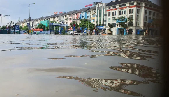 Hơn 2 ngày sau mưa lớn, loạt khu đô thị, biệt thự cao cấp Hà Nội vẫn chìm sâu trong “biển nước"