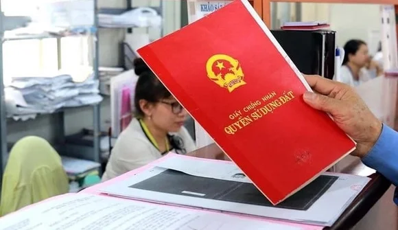 Bỏ hồ sơ giấy, Hà Nội cấp “sổ đỏ”, giấy khai sinh, căn cước… cho người dân qua online