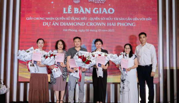 Bàn giao sổ hồng cho cư dân Diamond Crown Hai Phong
