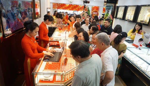 Giá vàng nhẫn và vàng miếng tiếp tục “tuột” khoảng 500.000 đồng/lượng chiều 12/11