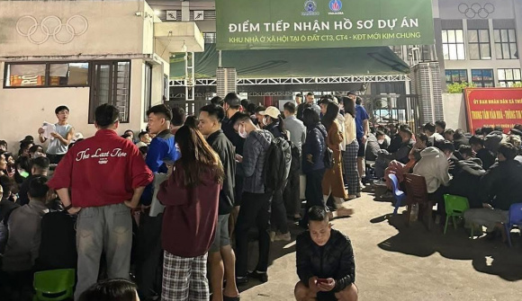 Hàng trăm người Hà Nội thức xuyên đêm chen nhau xếp hàng chờ nộp hồ sơ mua nhà ở xã hội CT3 Kim Chung