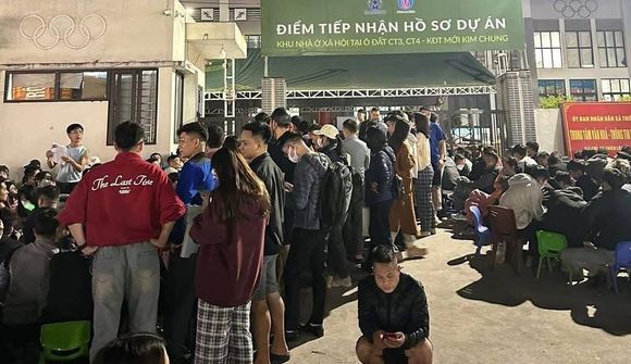Hàng trăm người Hà Nội thức xuyên đêm chen nhau xếp hàng chờ nộp hồ sơ mua nhà ở xã hội CT3 Kim Chung