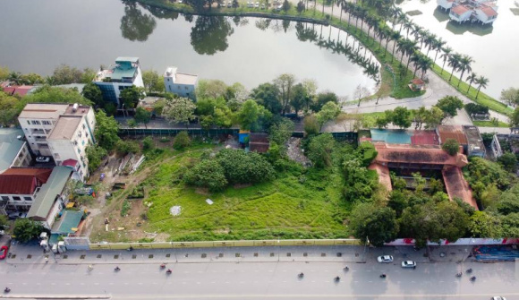 “Đất vàng” sát Hồ Tây quây tôn bỏ hoang nhiều năm gây bức xúc, Hà Nội nói gì?