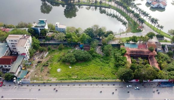 “Đất vàng” sát Hồ Tây quây tôn bỏ hoang nhiều năm gây bức xúc, Hà Nội nói gì?