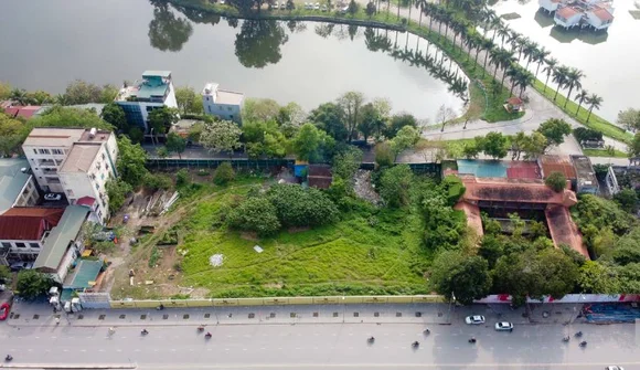 “Đất vàng” sát Hồ Tây quây tôn bỏ hoang nhiều năm gây bức xúc, Hà Nội nói gì?