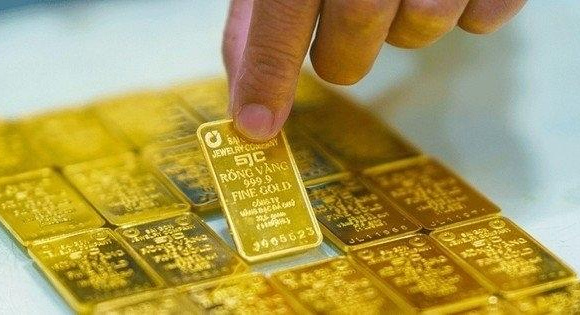 Giá vàng trong nước đứng yên, bỏ xa thế giới hơn 20 triệu đồng/lượng