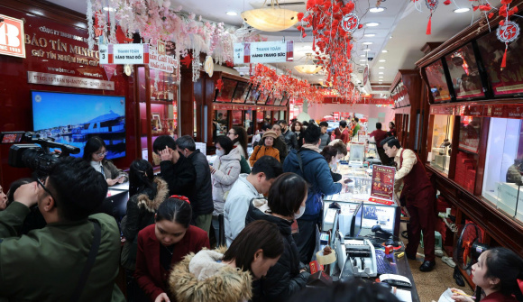 Người dân Hà Nội nhộn nhịp mua vàng trong ngày vía Thần tài