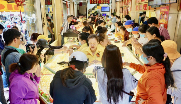 Giá vàng liên tục tăng nóng, Phó thủ tướng yêu cầu không để xảy ra trục lợi, thao túng, làm giá
